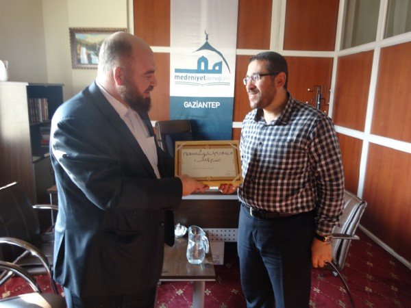 ŞAM YETİMLERİ DERNEĞİNDEN PLAKET